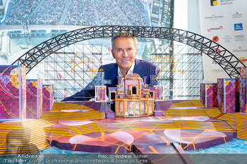 Mörbisch PK - Champions Sports Bar Marriott Hotel, Wien - Do 19.03.2026 - Alfons HAIDER mit Model vom Bühnenbild zu Ein Käfig voller Nar10