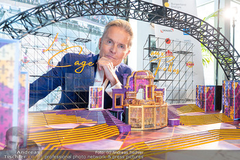 Mörbisch PK - Champions Sports Bar Marriott Hotel, Wien - Do 19.03.2026 - Alfons HAIDER mit Model vom Bühnenbild zu Ein Käfig voller Nar16