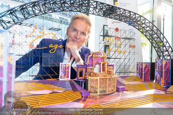 Mörbisch PK - Champions Sports Bar Marriott Hotel, Wien - Do 19.03.2026 - Alfons HAIDER mit Model vom Bühnenbild zu Ein Käfig voller Nar17