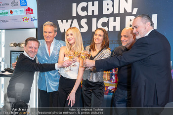 Mörbisch PK - Champions Sports Bar Marriott Hotel, Wien - Do 19.03.2026 - Alfons HAIDER, Hans-Peter DOSKOZIL, Team, Ensemble stoßen an (A29