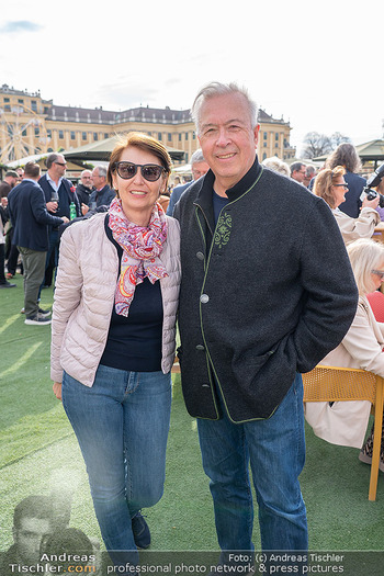 Ostermarkt Eröffnung - Schloss Schönbrunn, Wien - Mi 25.03.2026 - Herbert LIPPERT mit Ehefrau Gabriele14