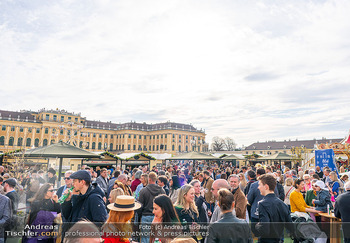 Ostermarkt Eröffnung - Schloss Schönbrunn, Wien - Mi 25.03.2026 - Übersichtsfoto Menschenmassen Andrang vor Schloss Schönbrunn125