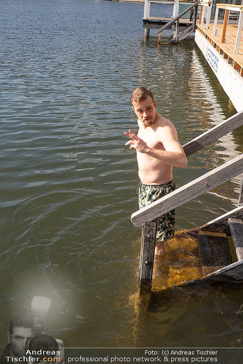 Werzers Saisonopening - Werzers Hotel Resort, Pörtschach - Fr 27.03.2026 - Michael STEINOCHER badet im See (7 Grad Wassertemperatur)10