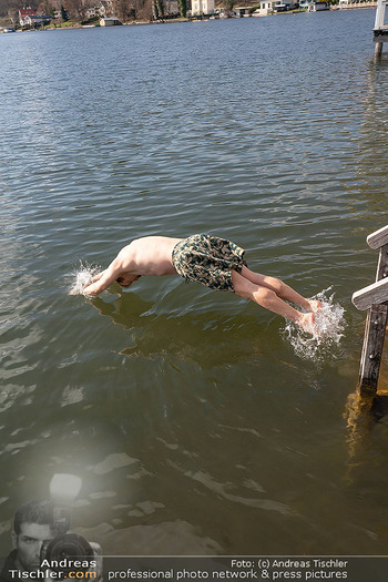 Werzers Saisonopening - Werzers Hotel Resort, Pörtschach - Fr 27.03.2026 - Michael STEINOCHER badet im See (7 Grad Wassertemperatur)11