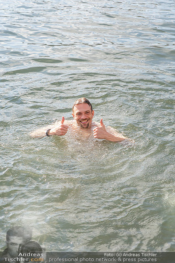 Werzers Saisonopening - Werzers Hotel Resort, Pörtschach - Fr 27.03.2026 - Michael STEINOCHER badet im See (7 Grad Wassertemperatur)12