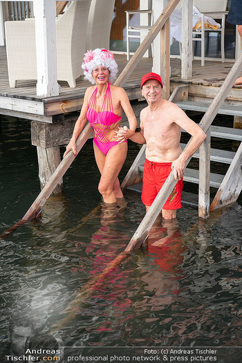 Werzers Saisonopening - Werzers Hotel Resort, Pörtschach - Fr 27.03.2026 - Heribert KASPER, Maria LAHR gehen baden (7 Grad Wassertemperatur73