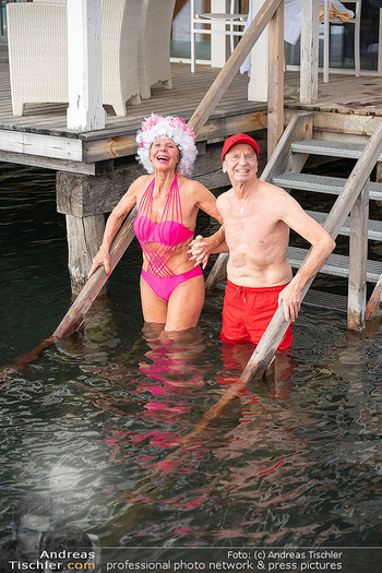 Werzers Saisonopening - Werzers Hotel Resort, Pörtschach - Fr 27.03.2026 - Heribert KASPER, Maria LAHR gehen baden (7 Grad Wassertemperatur74
