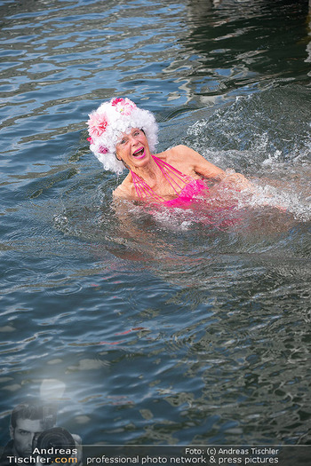 Werzers Saisonopening - Werzers Hotel Resort, Pörtschach - Fr 27.03.2026 - Maria LAHR geht baden (7 Grad Wassertemperatur)75