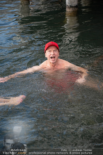 Werzers Saisonopening - Werzers Hotel Resort, Pörtschach - Fr 27.03.2026 - Heribert KASPER geht baden (7 Grad Wassertemperatur)76