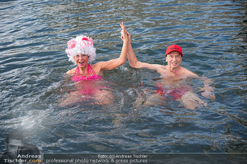 Werzers Saisonopening - Werzers Hotel Resort, Pörtschach - Fr 27.03.2026 - Heribert KASPER, Maria LAHR gehen baden (7 Grad Wassertemperatur77