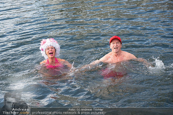 Werzers Saisonopening - Werzers Hotel Resort, Pörtschach - Fr 27.03.2026 - Heribert KASPER, Maria LAHR gehen baden (7 Grad Wassertemperatur79