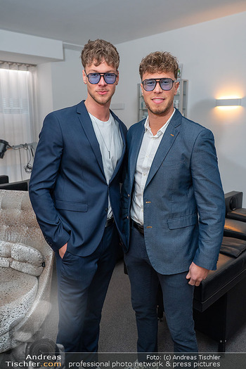 Simone Lugner Geburtstag - Körperglanz & Shape-Line, Wien - Mo 30.03.2026 - Daniel und Elias FISCHER33