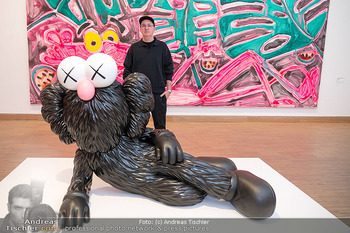 Kaws Ausstellungseröffnung - Albertina Modern und Albertina, Wien - Do 02.04.2026 - Brian DONNELLY (KAWS) vor einem seiner Kunstwerke15