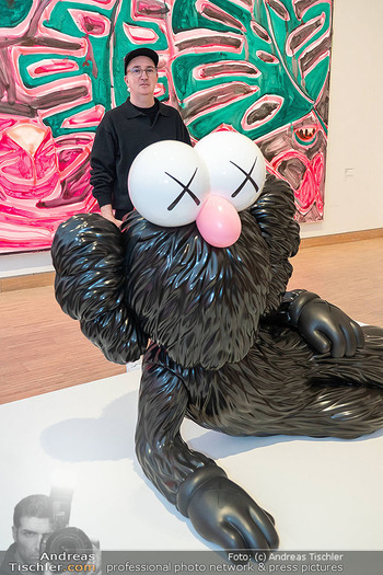 Kaws Ausstellungseröffnung - Albertina Modern und Albertina, Wien - Do 02.04.2026 - Brian DONNELLY (KAWS) vor einem seiner Kunstwerke17