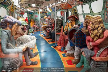 Kaws Ausstellungseröffnung - Albertina Modern und Albertina, Wien - Do 02.04.2026 - Kunstwerk, U-Bahn Waggon von innen im Comics-Stil20