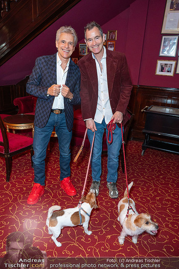 Thomas Brezina Buchpräsentation - Hotel Sacher, Wien - Do 09.04.2026 - Thomas BREZINA mit Ehemann Ivo BELAJIC und Hunden6