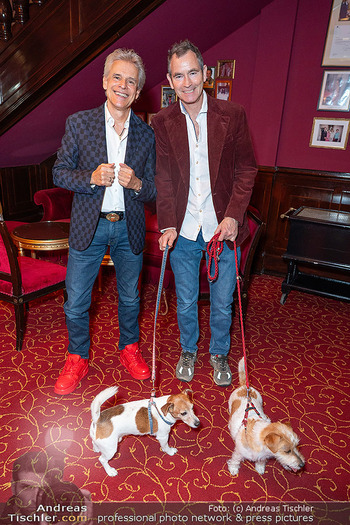 Thomas Brezina Buchpräsentation - Hotel Sacher, Wien - Do 09.04.2026 - Thomas BREZINA mit Ehemann Ivo BELAJIC und Hunden7