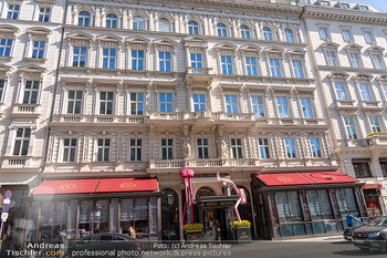 Thomas Brezina Buchpräsentation - Hotel Sacher, Wien - Do 09.04.2026 - Hotel Sacher Wien von außen, Eingang, Portal, Kunstwerk von Erw26