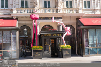 Thomas Brezina Buchpräsentation - Hotel Sacher, Wien - Do 09.04.2026 - Hotel Sacher Wien von außen, Eingang, Portal, Kunstwerk von Erw28