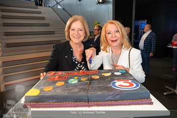 Gerda Rogers ö3 Jubiläum - Ö3 Studios im ORF Zentrum, Wien - Fr 10.04.2026 - Gerda ROGERS, Ingrid THURNHER mit Torte1