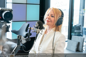 Gerda Rogers ö3 Jubiläum - Ö3 Studios im ORF Zentrum, Wien - Fr 10.04.2026 - Gerda ROGERS hinter dem Mikrofon im ö3 Studio8