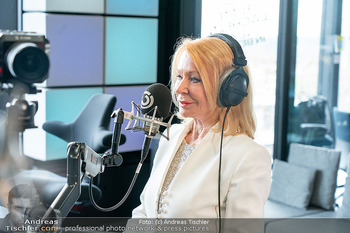 Gerda Rogers ö3 Jubiläum - Ö3 Studios im ORF Zentrum, Wien - Fr 10.04.2026 - Gerda ROGERS hinter dem Mikrofon im ö3 Studio9