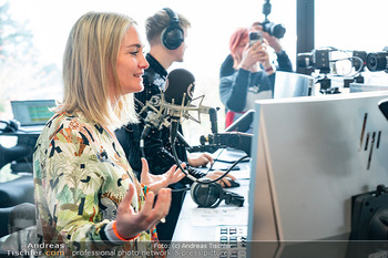 Gerda Rogers ö3 Jubiläum - Ö3 Studios im ORF Zentrum, Wien - Fr 10.04.2026 - Gabi HILLER hinter dem Mikrofon im ö3 Studio10