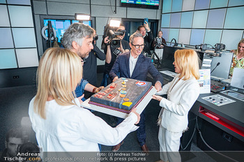 Gerda Rogers ö3 Jubiläum - Ö3 Studios im ORF Zentrum, Wien - Fr 10.04.2026 - ö3-Team mit Torte, Gerda ROGERS, GRAF, KAMENAR, HANSA, HILLER, 20