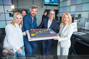 Gerda Rogers ö3 Jubiläum - Ö3 Studios im ORF Zentrum, Wien - Fr 10.04.2026 - ö3-Team mit Torte, Gerda ROGERS, GRAF, KAMENAR, HANSA, HILLER, 21