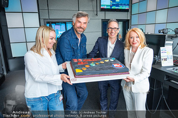 Gerda Rogers ö3 Jubiläum - Ö3 Studios im ORF Zentrum, Wien - Fr 10.04.2026 - ö3-Team mit Torte, Gerda ROGERS, GRAF, KAMENAR, HANSA, HILLER, 22
