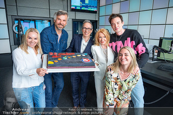 Gerda Rogers ö3 Jubiläum - Ö3 Studios im ORF Zentrum, Wien - Fr 10.04.2026 - ö3-Team mit Torte, Gerda ROGERS, GRAF, KAMENAR, HANSA, HILLER, 23