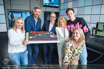 Gerda Rogers ö3 Jubiläum - Ö3 Studios im ORF Zentrum, Wien - Fr 10.04.2026 - ö3-Team mit Torte, Gerda ROGERS, GRAF, KAMENAR, HANSA, HILLER, 24