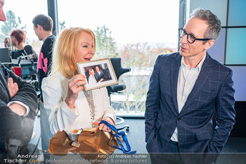 Gerda Rogers ö3 Jubiläum - Ö3 Studios im ORF Zentrum, Wien - Fr 10.04.2026 - Gerda ROGERS, Peter L. EPPINGER mit Foto aus ihrer Anfangszeit26