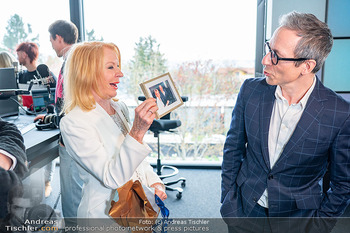 Gerda Rogers ö3 Jubiläum - Ö3 Studios im ORF Zentrum, Wien - Fr 10.04.2026 - Gerda ROGERS, Peter L. EPPINGER mit Foto aus ihrer Anfangszeit27