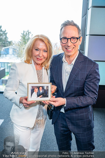 Gerda Rogers ö3 Jubiläum - Ö3 Studios im ORF Zentrum, Wien - Fr 10.04.2026 - Gerda ROGERS, Peter L. EPPINGER mit Foto aus ihrer Anfangszeit29