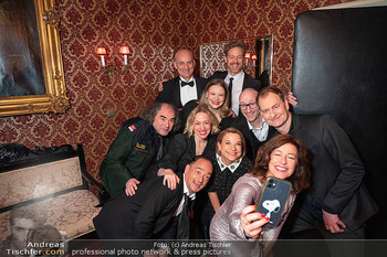 Fototermin zu ´Gerüchte, Gerüchte´ - Hotel Orient, Wien - Mo 13.04.2026 - Julia CENCIG macht Selfie mit Team Ensemble Kollegen Schauspiele50