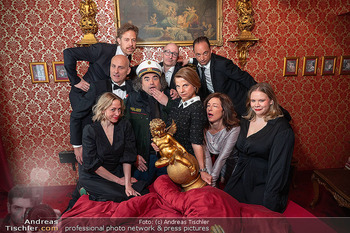 Fototermin zu ´Gerüchte, Gerüchte´ - Hotel Orient, Wien - Mo 13.04.2026 - Ensemble Teamfoto SPRENGER CENCIG BERMOSER KOLAR PASS GOLDA HOLD59