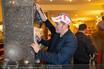 Kinopremiere ´ROSE´ - Gartenbaukino Wien - Di 14.04.2026 - Godehard GIESE schreibt Autogramme25