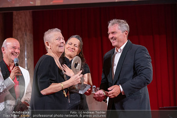 Dancer against Cancer Ball 2026 - Hofburg, Wien - Sa 18.04.2026 - Andrea KDOLSKY erhält MyAid Award, Shannon LEE, Manfred BAUMANN172