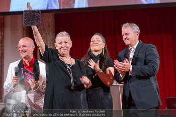 Dancer against Cancer Ball 2026 - Hofburg, Wien - Sa 18.04.2026 - Andrea KDOLSKY erhält MyAid Award, Shannon LEE, Manfred BAUMANN175