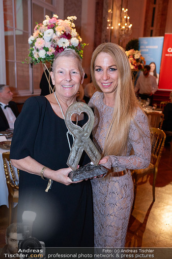 Dancer against Cancer Ball 2026 - Hofburg, Wien - Sa 18.04.2026 - Andrea KDOLSKY, Yvonne RUEFF mit MyAid Award255