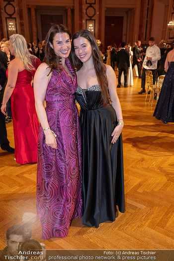 Dancer against Cancer Ball 2026 - Hofburg, Wien - Sa 18.04.2026 - Kristina WORSEG mit Schwester Marie-Luise275