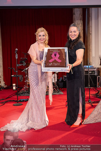 Dancer against Cancer Ball 2026 - Hofburg, Wien - Sa 18.04.2026 - Iva SCHELL, Shannon LEE erhalten Geburtstagstorte326