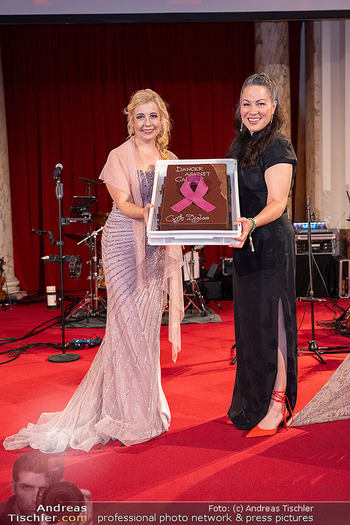 Dancer against Cancer Ball 2026 - Hofburg, Wien - Sa 18.04.2026 - Iva SCHELL, Shannon LEE erhalten Geburtstagstorte327