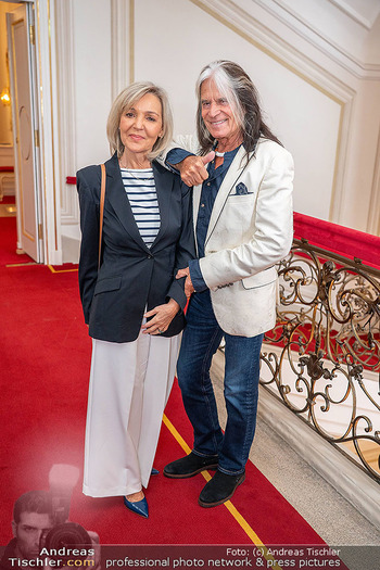 ESC Empfang des Bundespräsidenten - Präsidentschaftskanzlei, Wien - Di 21.04.2026 - WATERLOO (Hansi Kreuzmayr) mit Ehefrau Andrea13