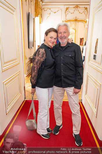 ESC Empfang des Bundespräsidenten - Präsidentschaftskanzlei, Wien - Di 21.04.2026 - Anita WAGNER mit Ehemann16