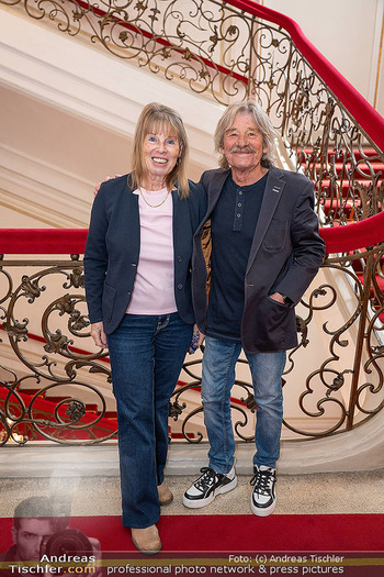 ESC Empfang des Bundespräsidenten - Präsidentschaftskanzlei, Wien - Di 21.04.2026 - Josef Sepp KRASSNITZER (ROBINSON) mit Ehefrau Herta Hertha20