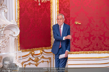 ESC Empfang des Bundespräsidenten - Präsidentschaftskanzlei, Wien - Di 21.04.2026 - Alexander VAN DER BELLEN kommt aus der Tapetentür66