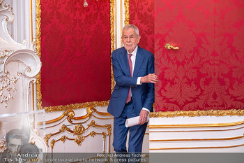ESC Empfang des Bundespräsidenten - Präsidentschaftskanzlei, Wien - Di 21.04.2026 - Alexander VAN DER BELLEN kommt aus der Tapetentür67