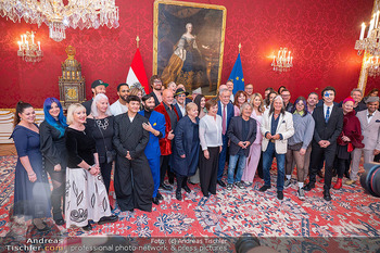 ESC Empfang des Bundespräsidenten - Präsidentschaftskanzlei, Wien - Di 21.04.2026 - Gruppenfoto ESC Teilnehmer, Bundespräsident Alexander VAN DER B84